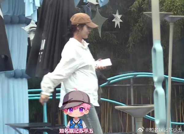 网传张佳宁外出穿搭宽松小腹微凸，再度引发怀孕猜测引网友热议