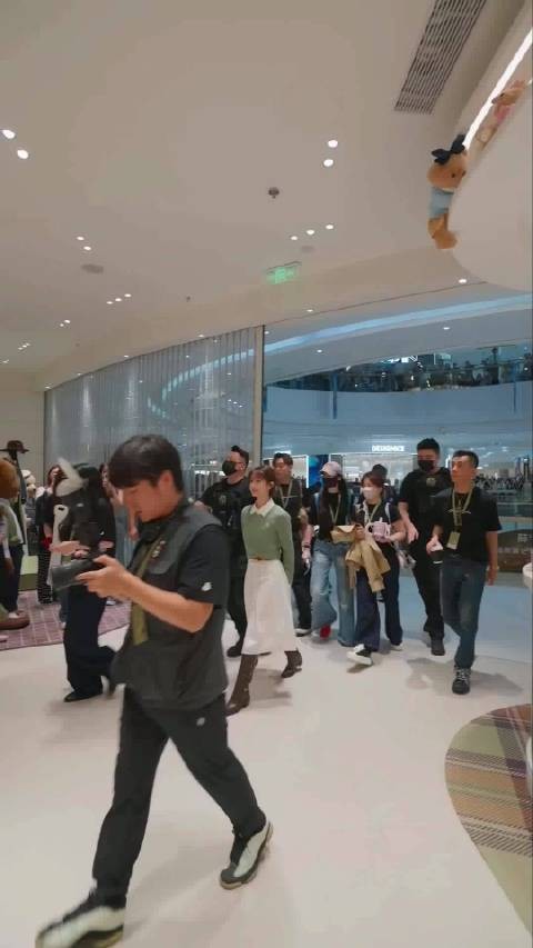 赵露思直播打卡拍照,与小熊合照超级可爱