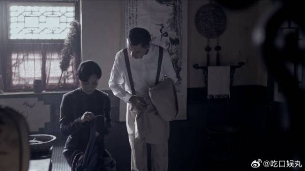 觊觎表嫂许久少爷,找人给自己缝衣服,趁机摸人手占便宜