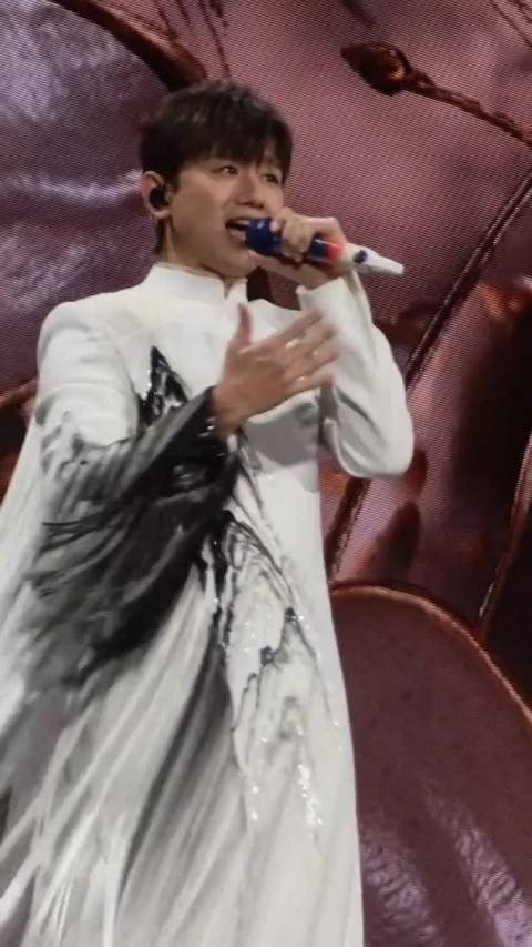 重新填词搭配普通话粤语双版本演绎,实力唱将的live王真的不是说说而已!