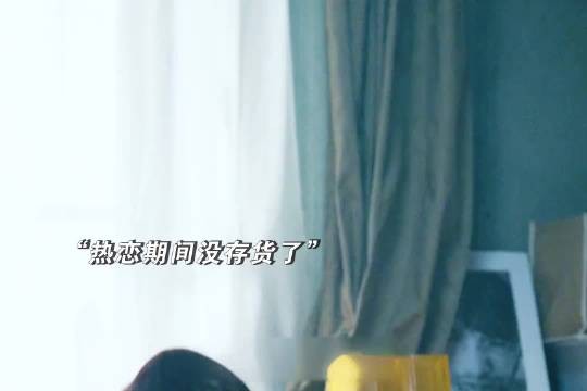 “没有物质的爱情只是一盘沙，不用风吹，走两步就散了”