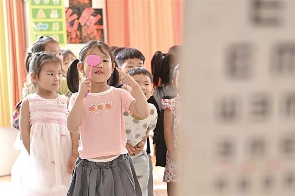警惕少年儿童滑向高度近视