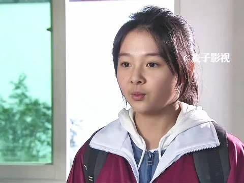 初中女孩为了赚钱跑去擦皮鞋,父亲看到后愧疚不已