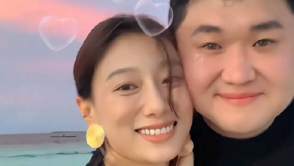 小雪张百乔否认离婚传闻，再互动打破猜测