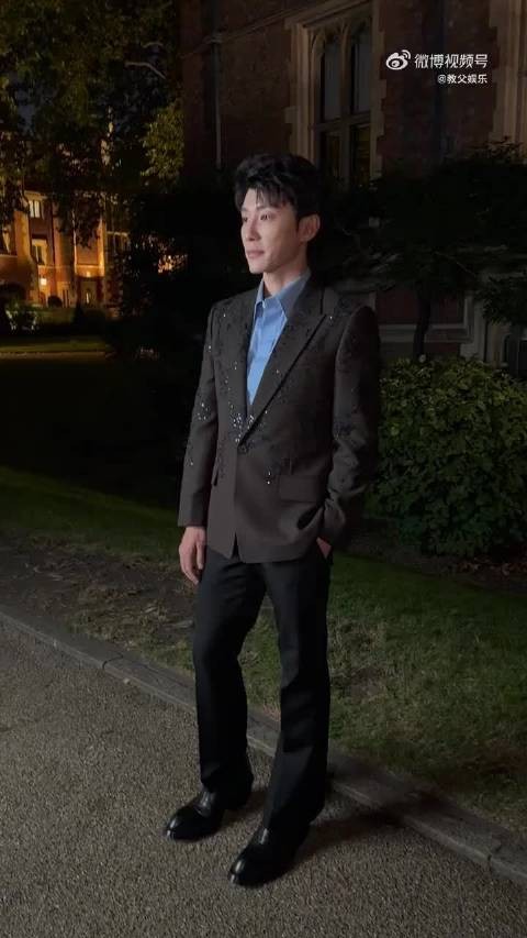 代旭亮相伦敦McQueen大秀,裴轸限时返场气场强