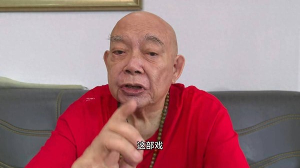 担心!香港资深男星拍短剧宣传片,声线沙哑眼帘无力,网友劝保重