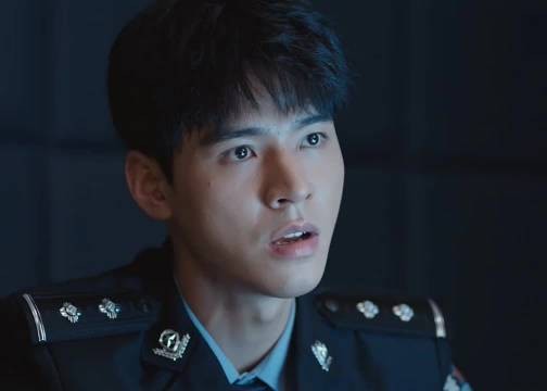 男人多看了几眼女孩的腿,被女孩男友骂了,居然生出报复的心理