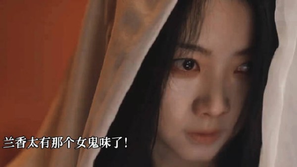 兰香被打晕与韩秀才同困箱中，急中生智扮鬼救场
