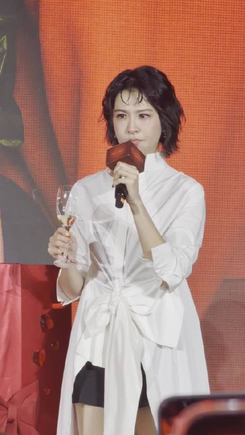 曾沛慈巡演官宣落泪，回顾出道17年心路历程
