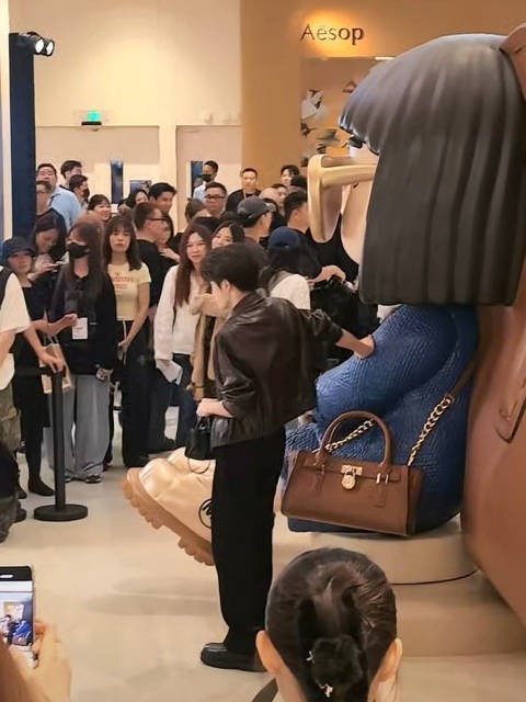 檀健次今日MK活动,穿皮夹克气场全开人气爆棚