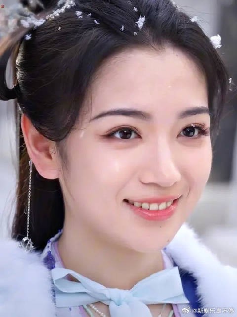 那一瞬间，吻比雪花先落下