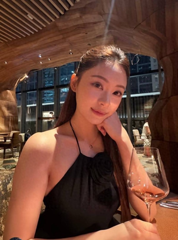 TVB最甜情侣拍拖一周年惹分手猜测,男方零表示,女方亲自反击