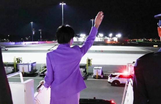 高市早苗抵美下机向空气挥手