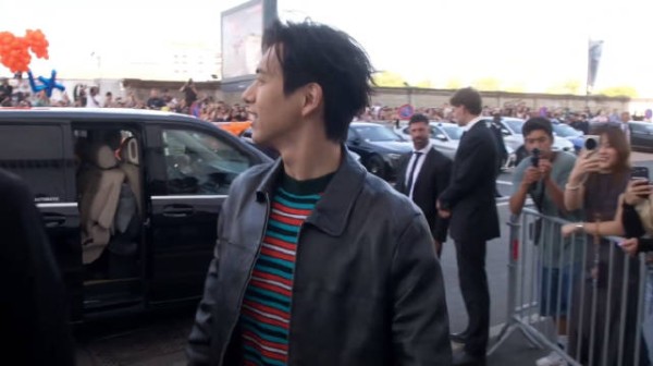 官摄镜头下的李现,抵达Prada大秀现场