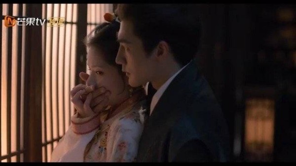 朝姐儿躲避抓捕,意外闯进三爷的卧室,被他一把搂紧怀里