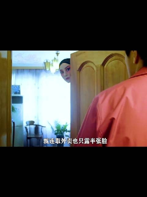 女人一到半夜就唱戏，楼下邻居忍无可忍找上门，发现她根本不是人