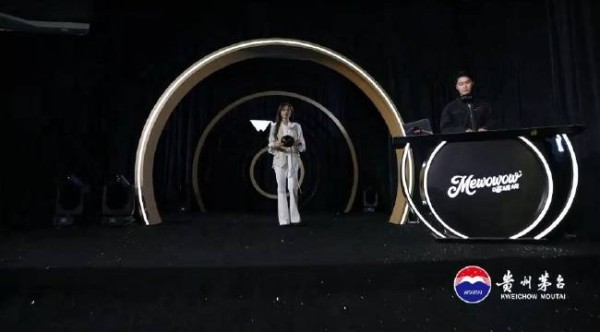 袁一琦白西装无框眼镜亮相微博音乐盛典，巡演武汉站预告