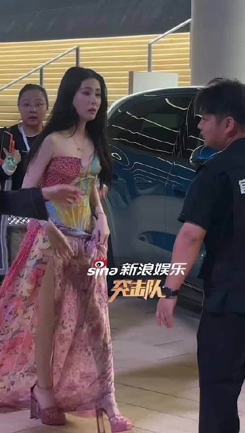 张碧晨今日亮相微博音乐盛典，一身碎花长裙，完全花仙子降临，太美了