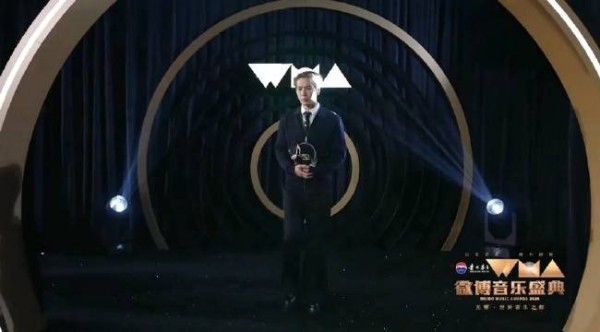 王嘉尔亮相微博音乐盛典红毯直播 压轴登场状态太好了!期待今晚盛典舞台