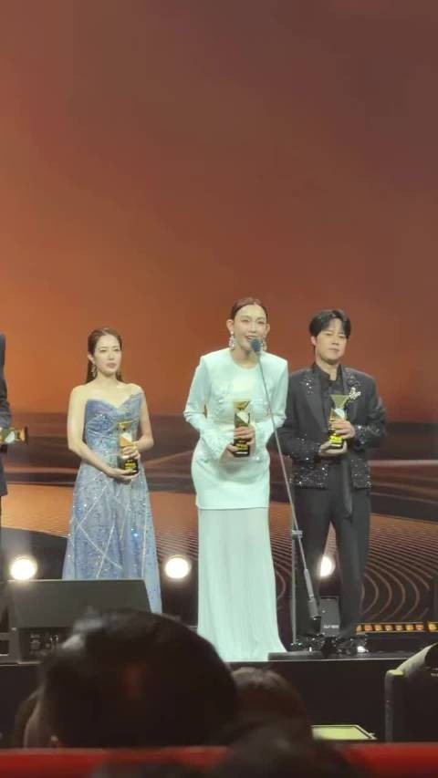新浪娱乐突击队@范范范瑋琪 的获奖感言是祝大家身体健康范范加油！…