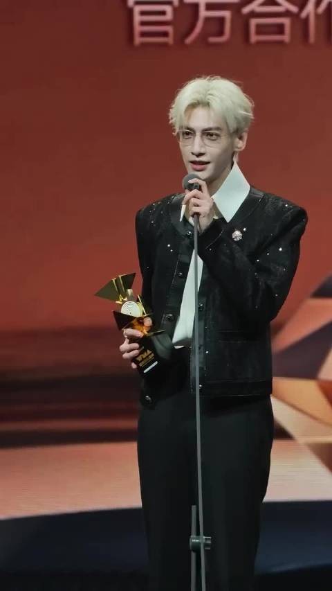 恭喜罗云熙获得年度最受欢迎歌手