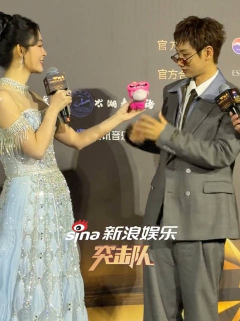 汪苏泷携嗨皮牙走红毯，大呲花表情俏皮搭