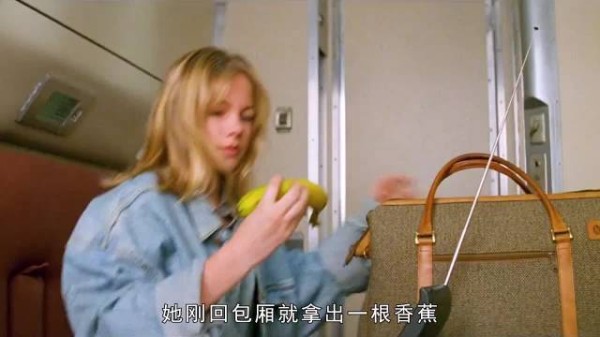 实验体希尔火车上觉醒成茧,吸食乘务员后破茧蜕变狩猎