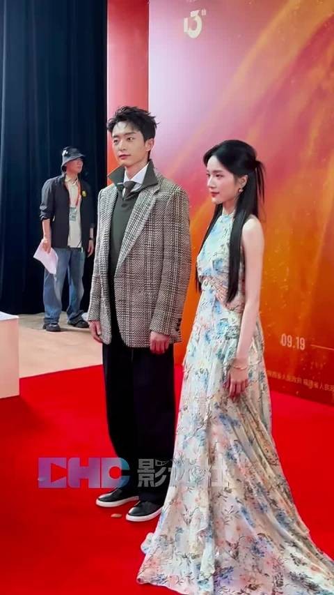 李思潼今天造型不错,出道来最好看的一次裙子了