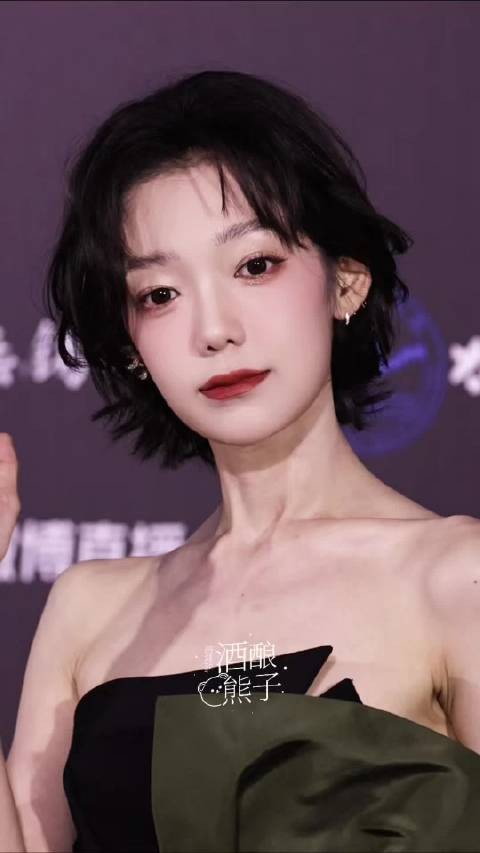 希林娜依高红毯冷感造型,冷艳高级充满故事张力