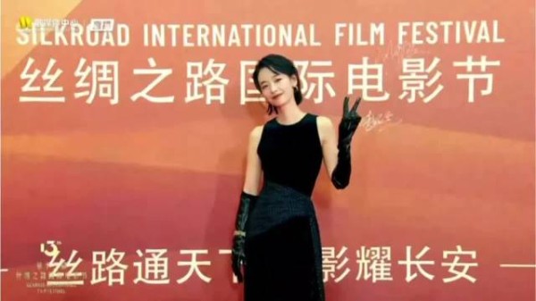 刘雅瑟红毯造型腰间垂坠设计，被笑称窗帘床单