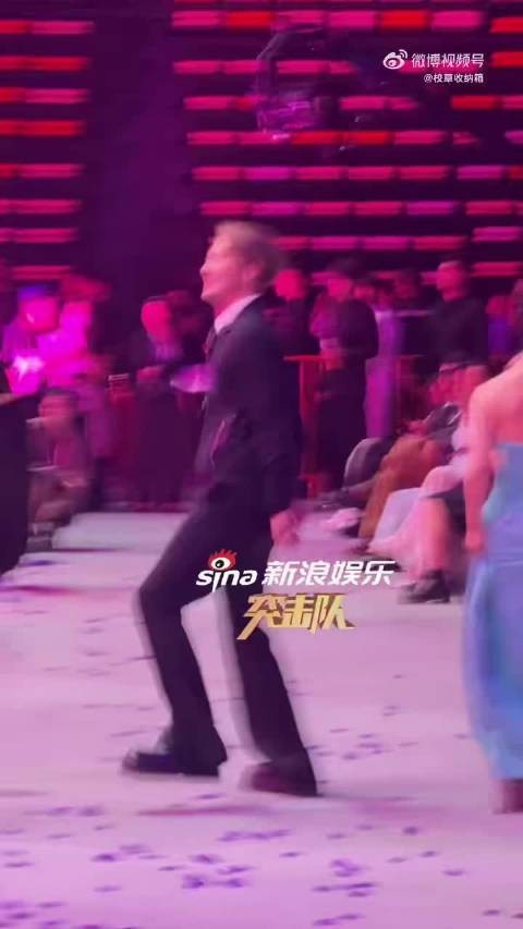 别人是来领奖的,他是来开演唱会的,这气场直接把盛典变成大型蹦迪现场