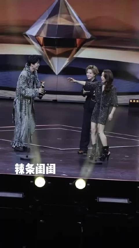 孙悦回应奖杯被刘雨昕黄子弘凡顺势接过,现场乌龙引期待