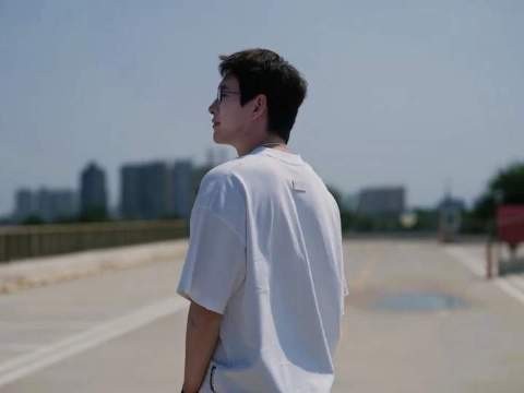 平行时空里的他，大概正沐浴在安稳的日常里吧