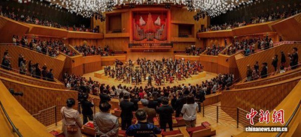 庆祝中国侨联成立70周年:“七秩侨音·月满龙江”交响音乐会在哈尔滨上演