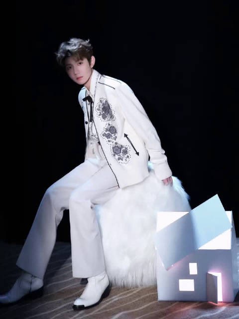 王源穿白色刺绣西装表演《雪崩》,伞被风吹翻