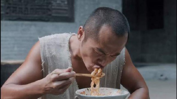 黑娃吃油泼面比牲口还猛