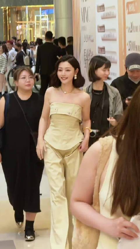 新晋影后卫诗雅低调亮相深圳
