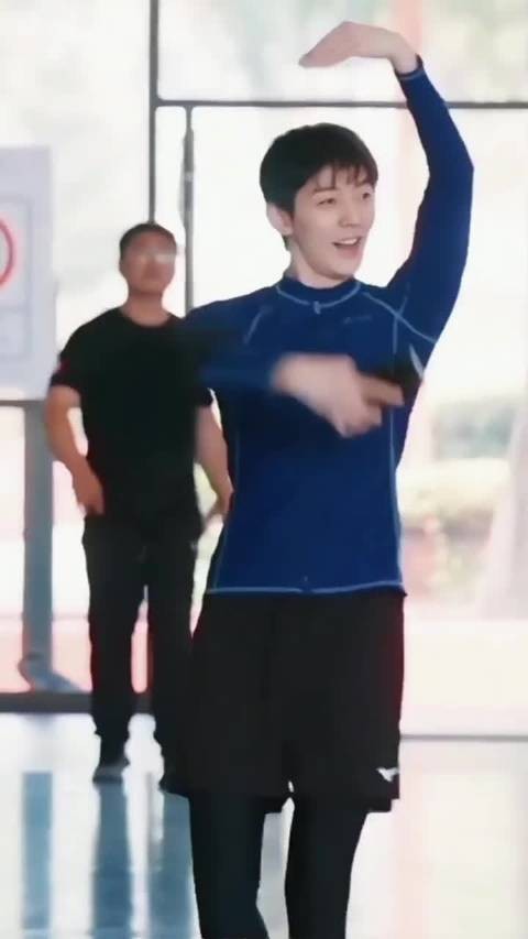 舞者邓炜闪现瞬间 旅途之中自在释放,邓为鲜活的样子格外动人