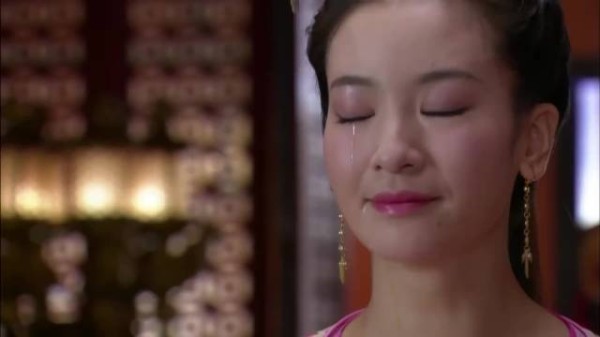 女人明明知道丈夫要在寿宴上射杀自己,可她为了丈夫的霸业竟甘愿赴死
