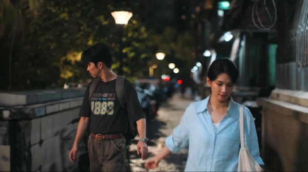 一对情倡下班回家,男友看上了门口的一辆摩托,女友嘴角挂笑
