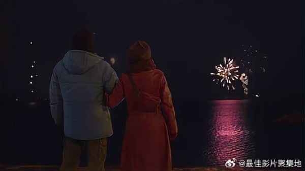 男孩跟女孩约会，下秒烟花放起，气氛瞬间烘托暖了！