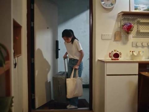 父母离异后住进小姨家，发现寄宿亲戚并不心酸