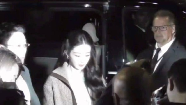 这视频出不去了omg!闪光灯就是杨紫出场的氛围灯!完全星光璀璨的大明星!
