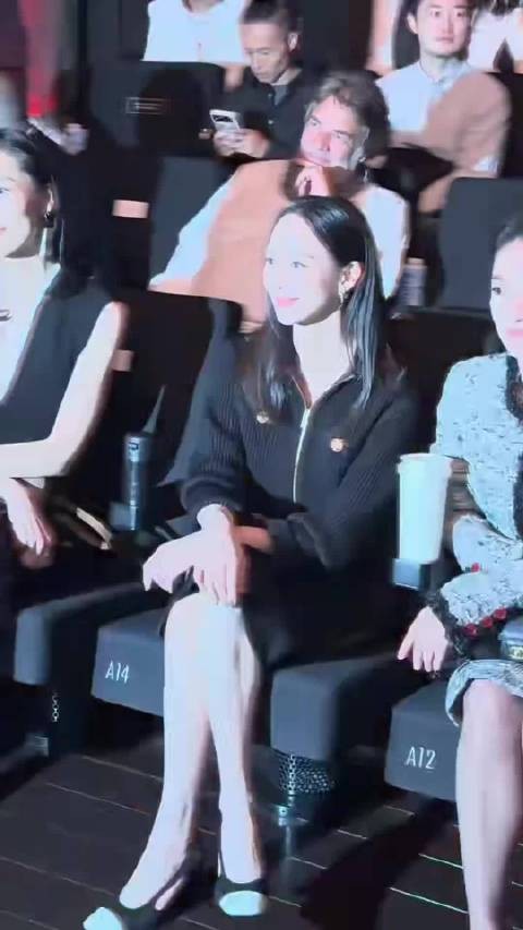 omg刘雯和井柏然坐一起看秀了,这俩人一个美一个帅,对我眼睛很好!