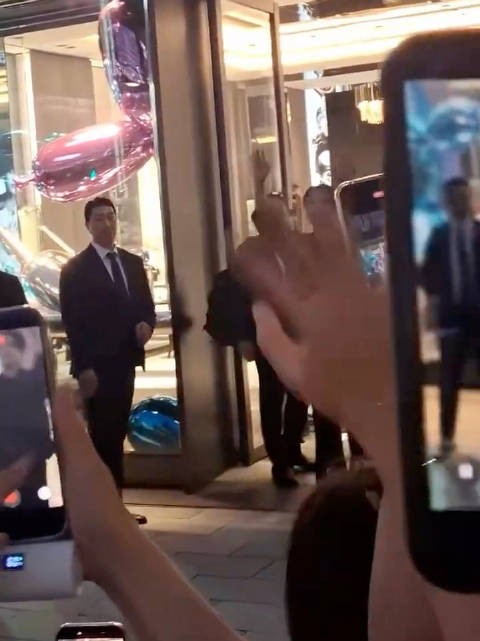 柾国专门出来向粉丝们打招呼,然后又回去了,可爱 260924 Hublot活动