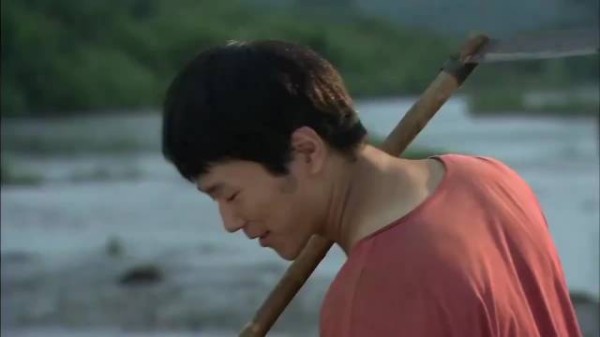 都是兄弟:小伙河中叉鱼,险些酿成大祸,幸好有兄弟提醒!