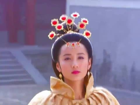 妃子为了保住肚子里的孩子,不得不装疯卖傻