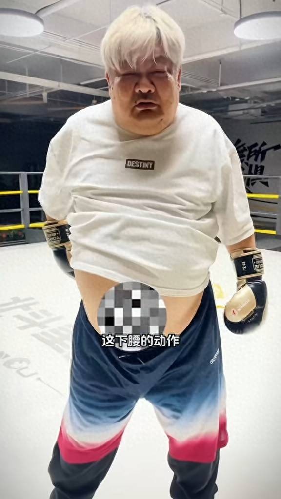 担心!62岁香港知名男星撑拐杖红馆捧场,场内大合唱中气十足