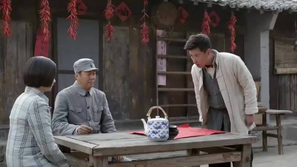 抗日神剧就没有编不出来的剧情,八路跟鬼子互请吃饭?还走红毯?