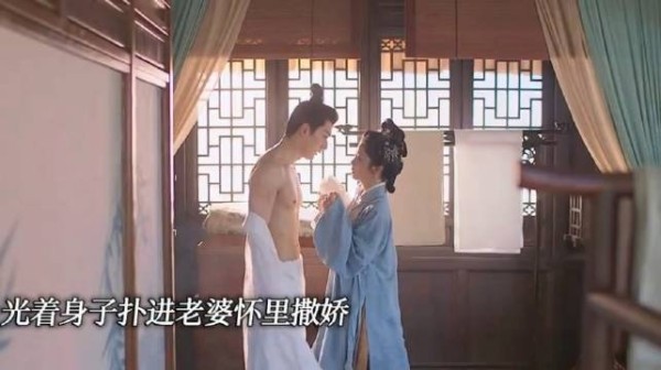 林锦岐扑入许兰香怀中撒娇，许兰香淡然克制不为所动